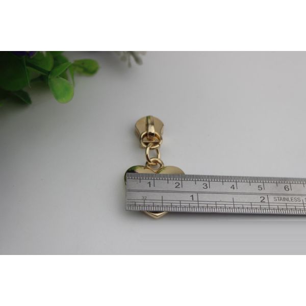 Guangzhou bag accessories zinc alloy 4 color 5# zipper slider with heart pattern metal zipper puller