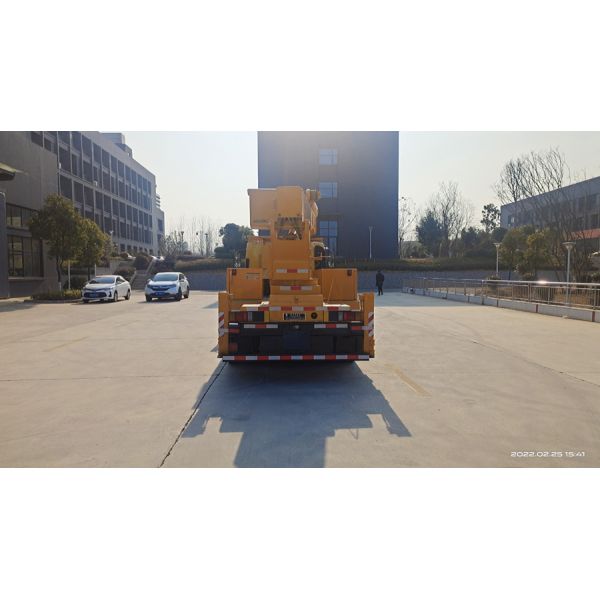 Carying 3 Person 45m Length of Armhigh Altitude Operating Truck Aerial Work Vehicle