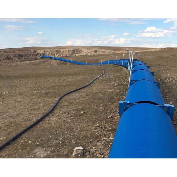 Large industrial heavy duty bulk material unloading inclined belt conveyor